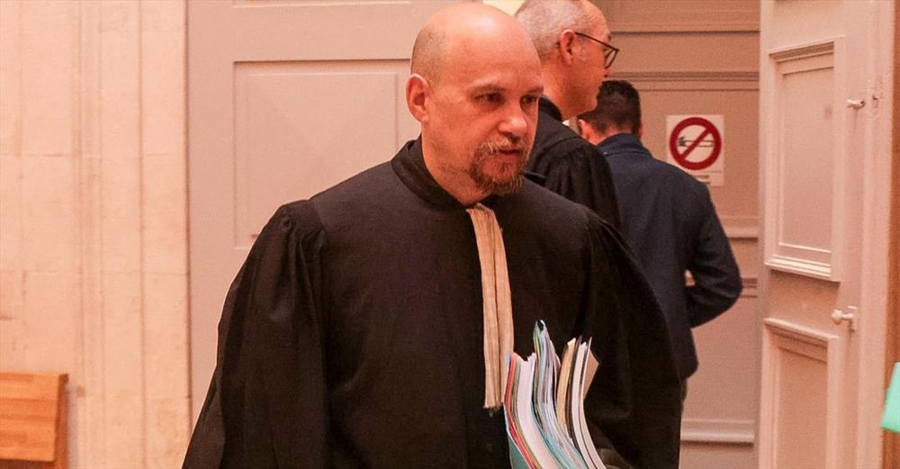 Me Olivier Martinez, l’avocat de Guy Trompat, au matin du mardi 25 novembre 2025 dans la salle des pas perdus du palais de justice de Niort.