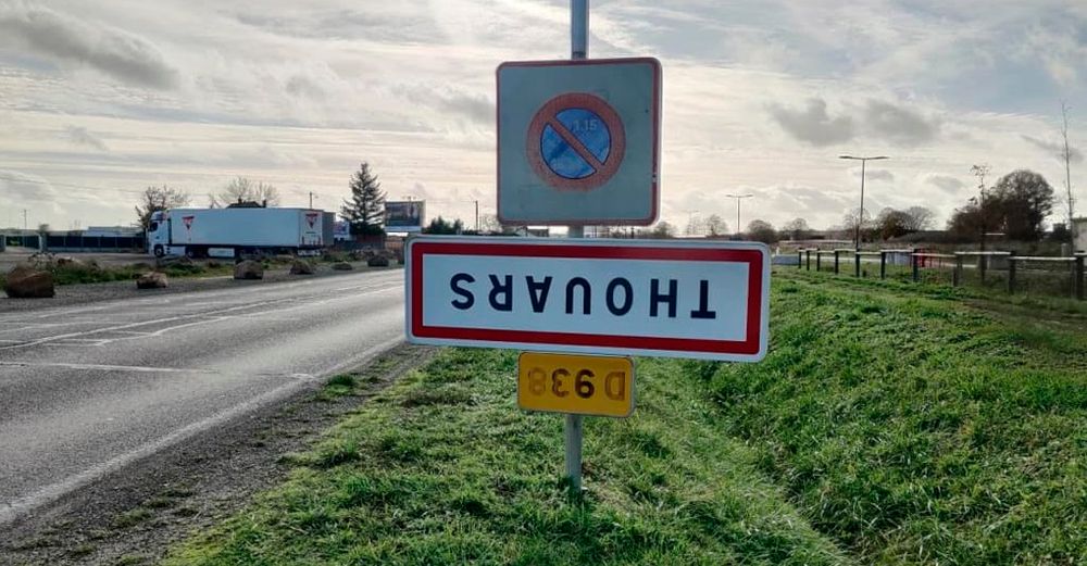 panneau de la ville de Thouars retourné