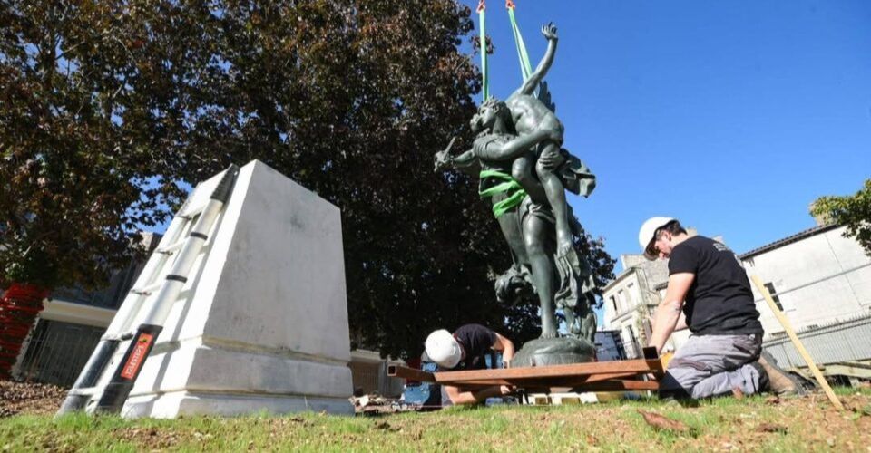 La statue Gloria Victis a retrouvé son socle, à Niort. 
