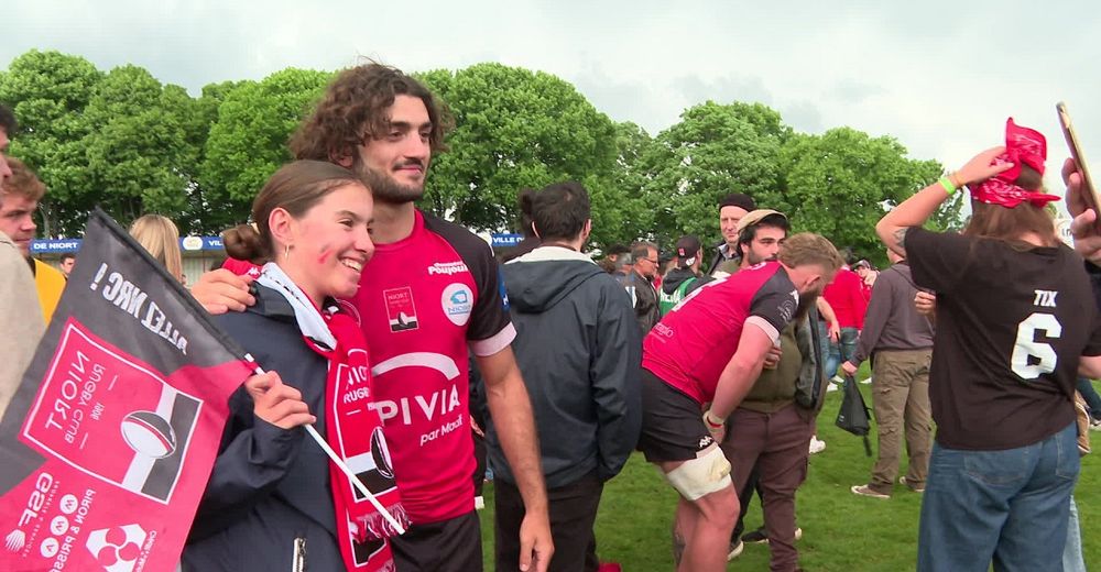 De nombreux supporters ont foulé la pelouse, à la fin du match entre Niort et Langon, ce dimanche 11 mai, pour prendre quelques photos avec les joueurs niortais.