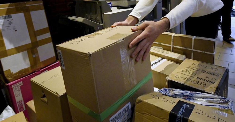 Le secteur de la livraison de colis explose en fin d’année, mettant à rude épreuve les points relais.