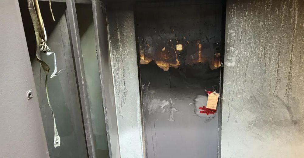 Portant la mention « incendie volontaire », des scellés ont été apposés sur la porte du logement incendié.