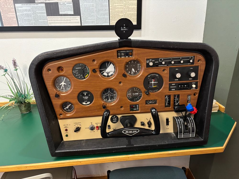 Old school flight simulator machine! In the back you’d insert a program? like cartridge. It’s in perfect condition. 