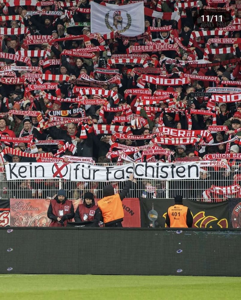 Kein Kreuz für Faschisten Banner von Unionern hochgehalten. 