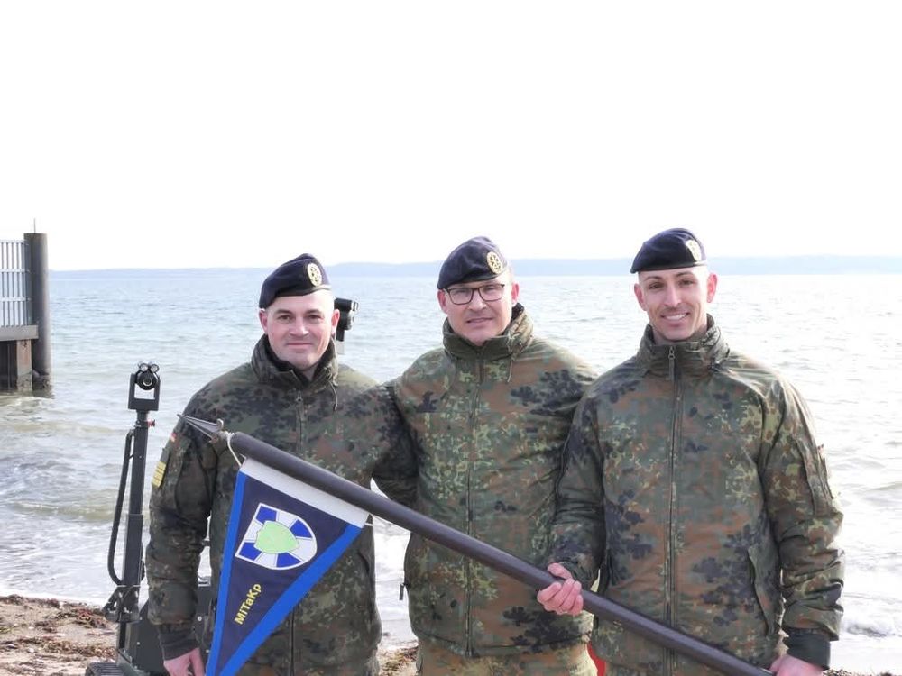 Kommandoübergabe bei den Minentaucher...der neue und der alte Chef, stehen zusammen mit dem Kommandeur Seebatallion am Wasser.  