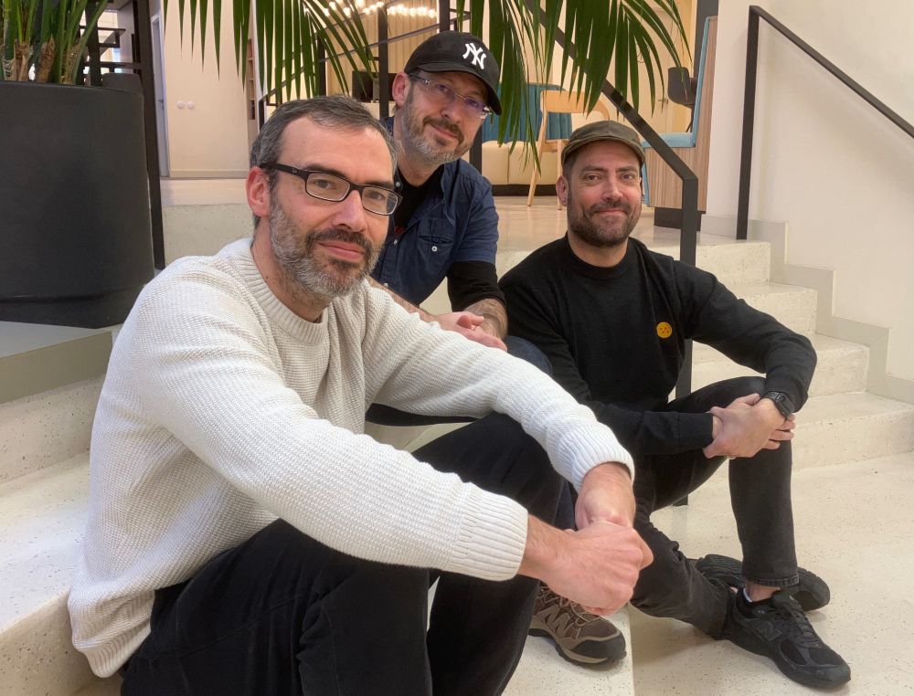 De izquierda a derecha: los escritores y guionistas Jorge Corrales, Sergio Barrejón y Ciro Altabás en la sede de DAMA en Madrid, 20 de diciembre de 2024.