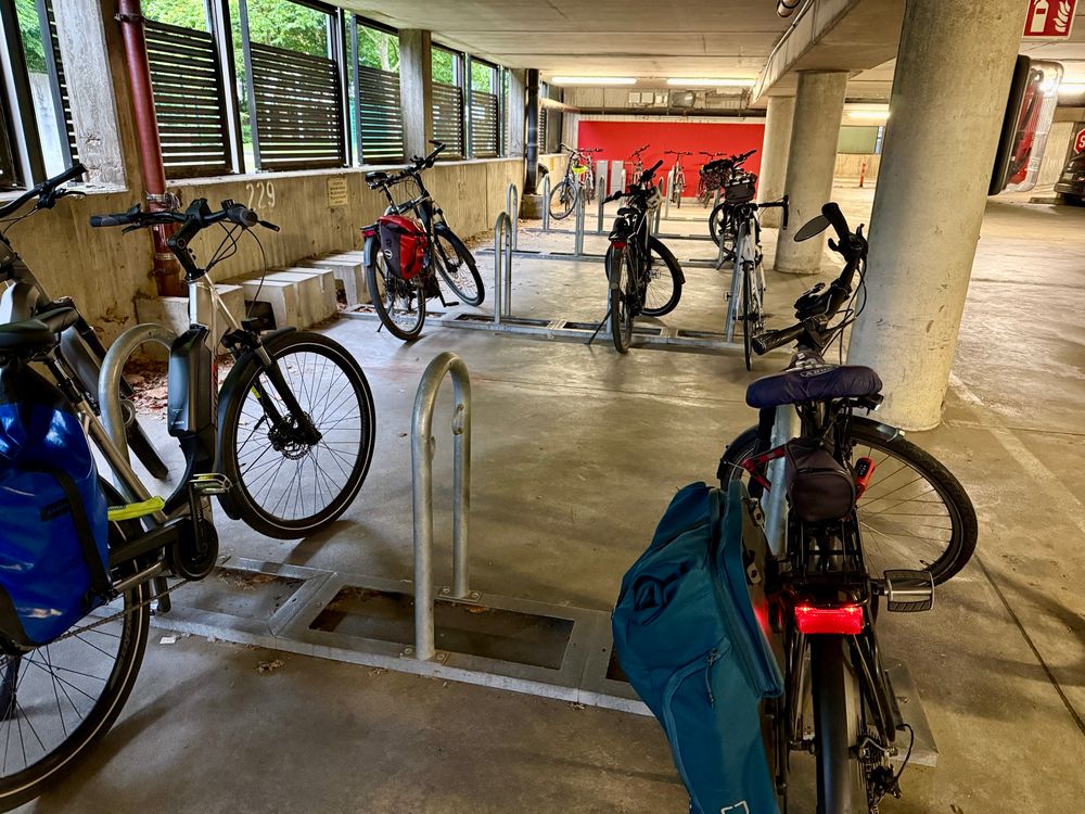 Abgestellte Fahrräder in einem Parkhaus 