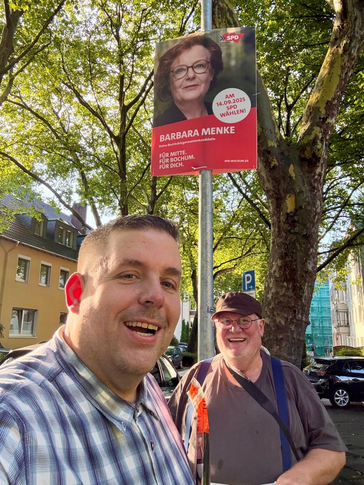 Barbara Menke: Kandidatin der SPD Bochum-Mitte für das Amt der Bezirksbürgermeisterin der Bezirksvertretung Bochum-Mitte - vorne die Plakatierer der SPD Bochum-Ehrenfeld
