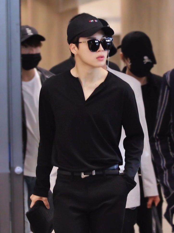 Jimin in all black: sunglasses, cap, long sleeve shirt and trousers.