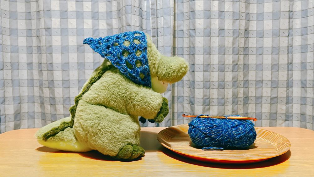 わにのぬいぐるみビリーにブルーのバブーシュカ編んだ