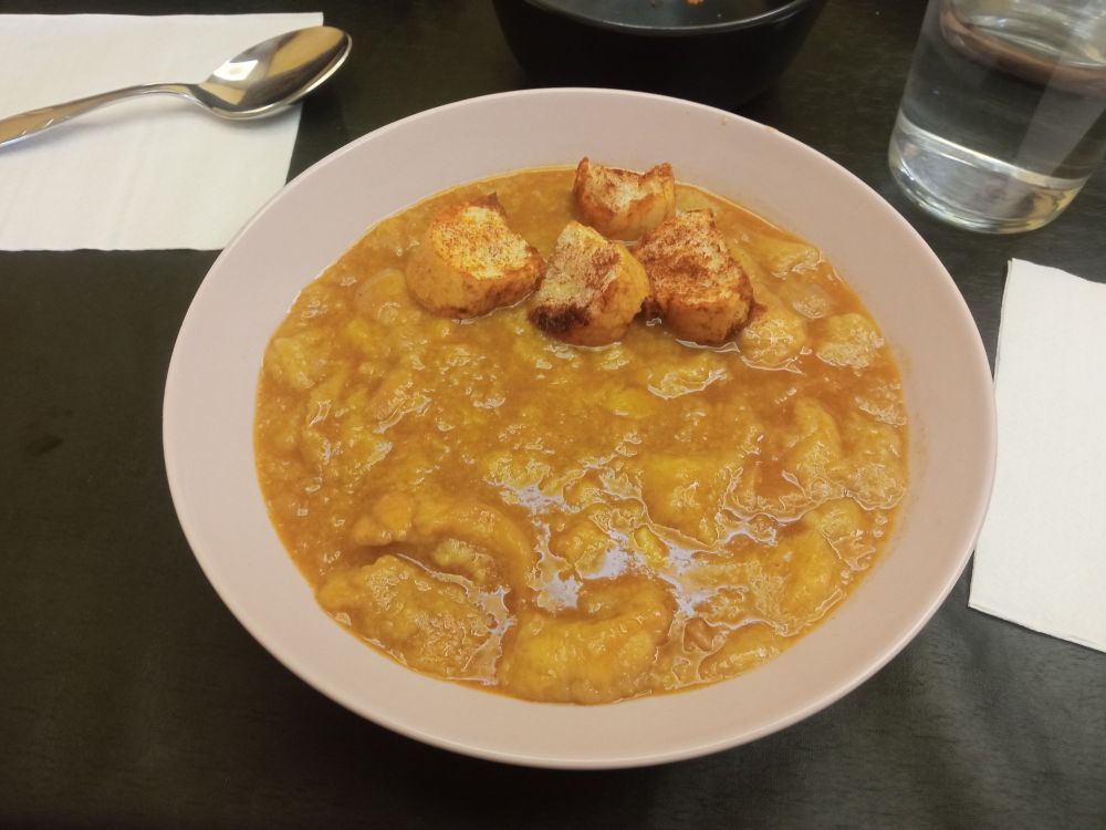 Sopa castellana (sin huevo) en un plato rosa super mono, las cosas como son.