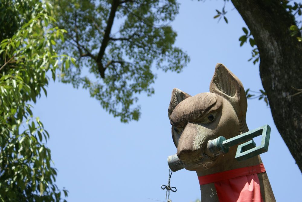 photo of a fox statue at Fushimi Inari Taisha 