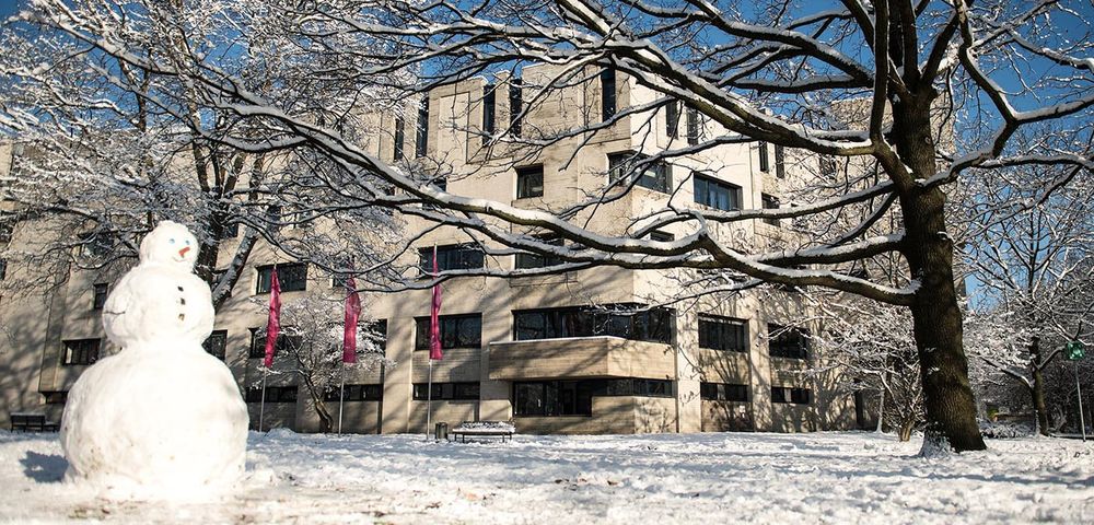 Foto der Hochschule für Musik, Theater und Medien Hannover mit Schnee und Schneemann