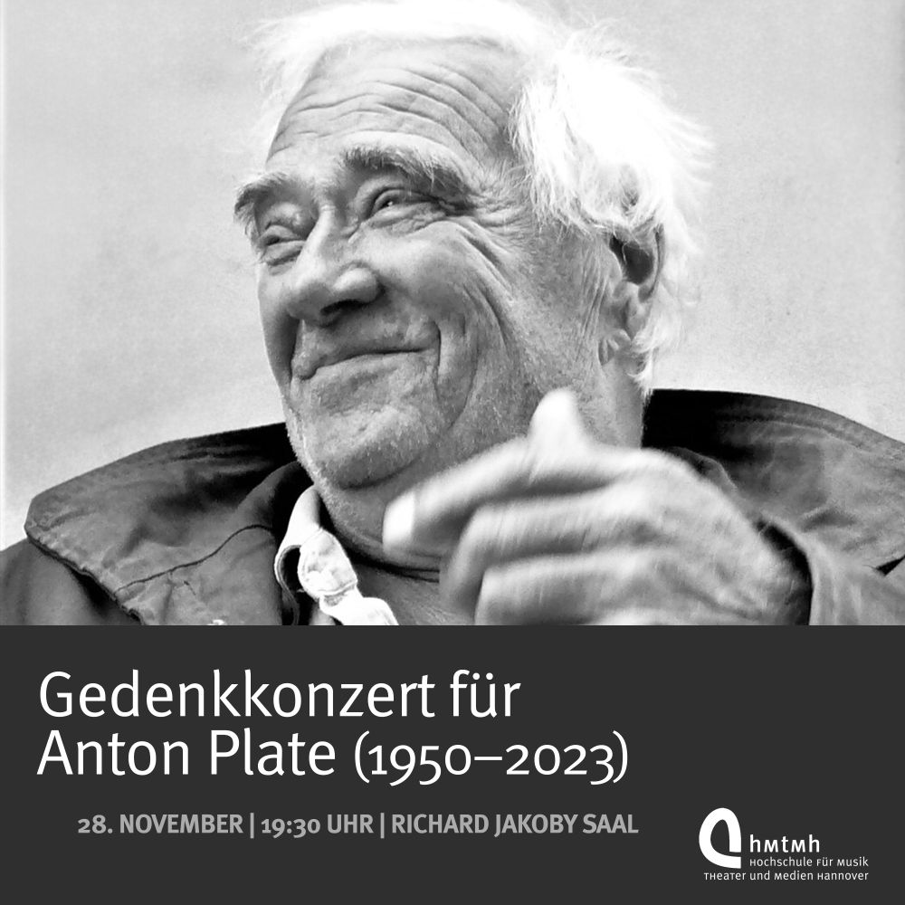 Schwarzweiß-Foto von Anton Plate (Quelle: privat) mit Hinweis auf das Gedenkkonzert am 28.11., 19:30 Uhr, im Richard Jakoby Saal (Neues Haus 1)