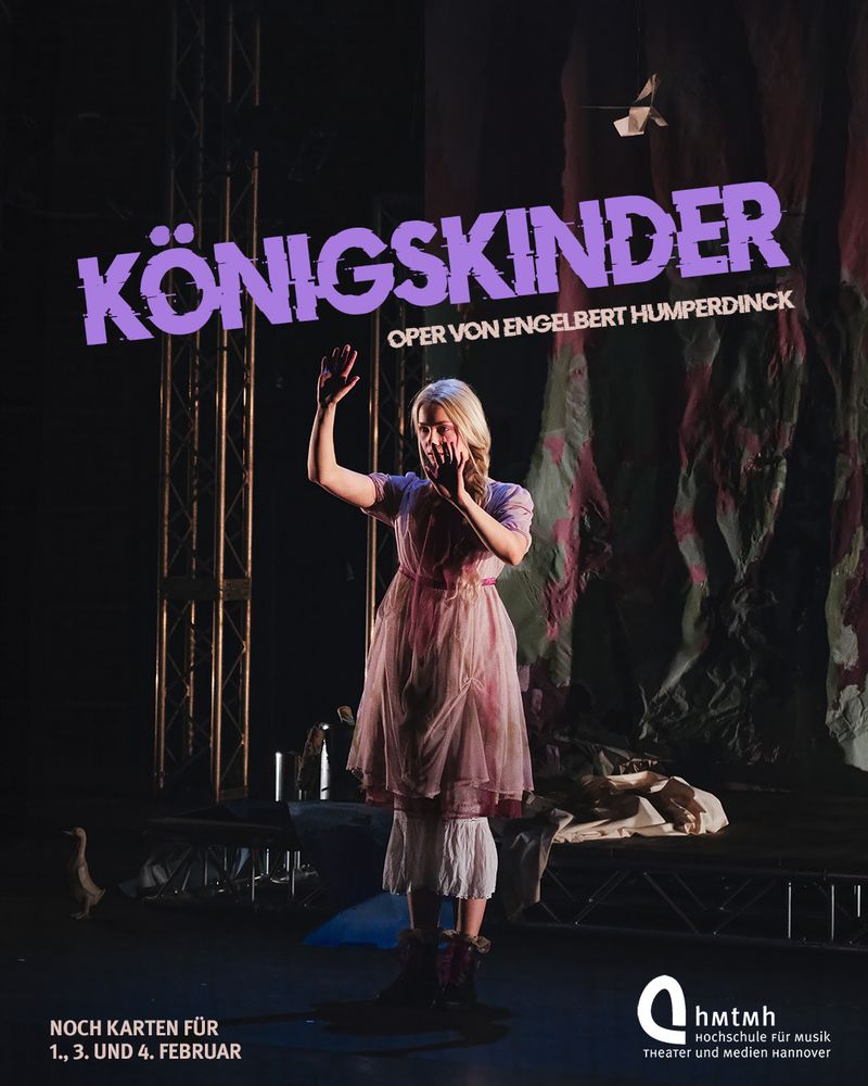 Szenenfoto aus den Proben der "Königskinder"-Inszenierung an der HMTMH mit Viola Westhues als Gänsemagd. (c) 2025 HMTMH