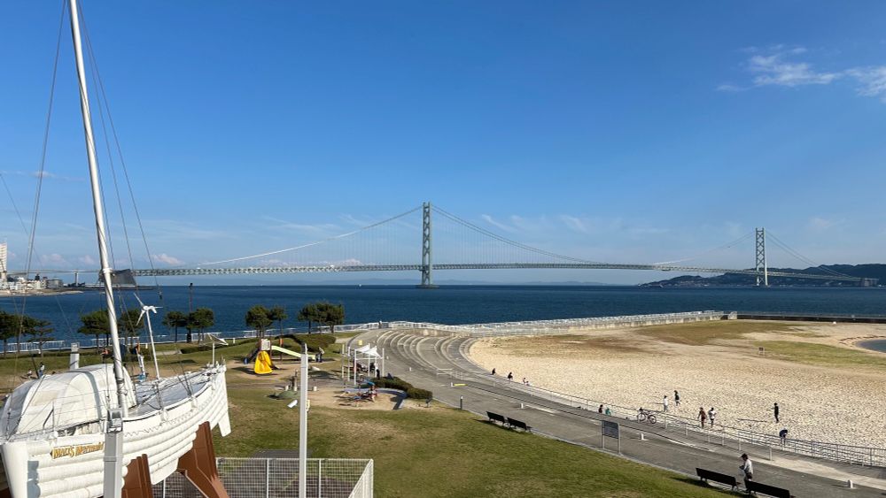 아사기리역 육교에서 아카시해협 대교와 세토내해, 해수욕장을 찍은 모습