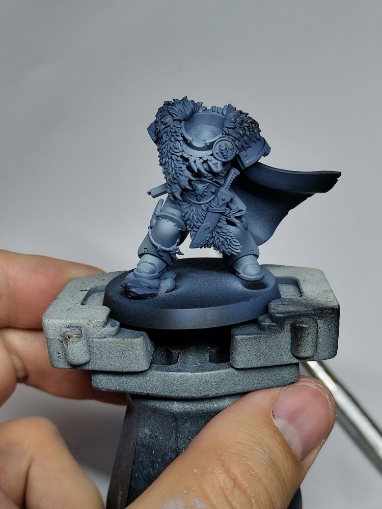 Wolf Guard Battle Leader body airbrushed in greys
