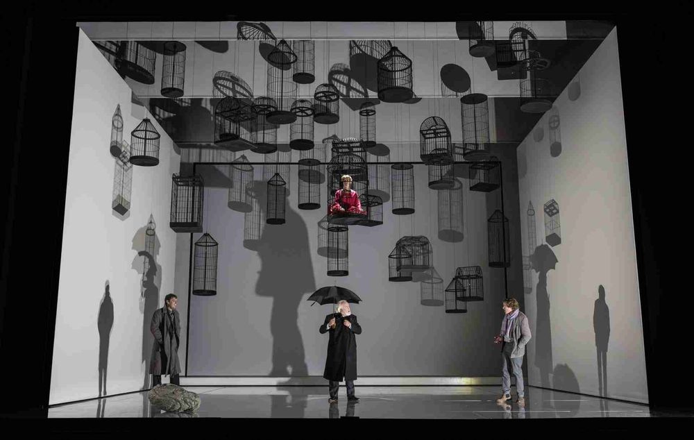 Kuligin (Charles Cunliffe), Savël Prokofjevič Dikoj (John Tomlinson), Váňa Ku drjáš (Sam Furness)and Angel (Miryam Tomè). Káťa Kabanová, Glyndebourne Festival 2025 © Glyndebourne Productions Ltd. Photo: Marc Brenner