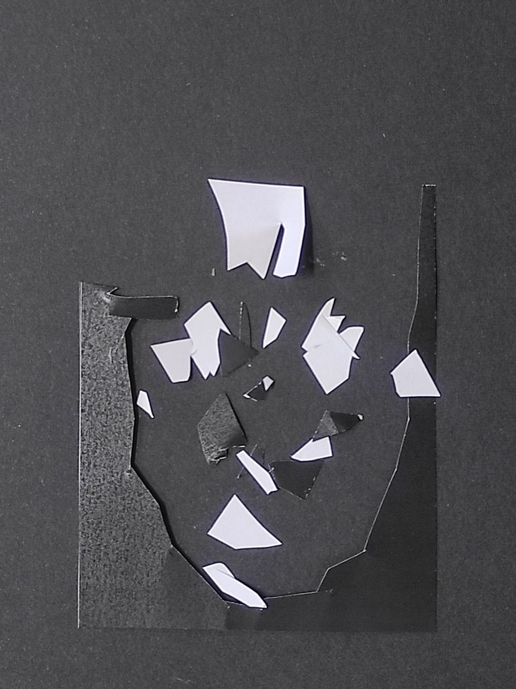 Collage de recortes de papel. Se hace silueta de un rostro en papel negro, y pequeños fragmentos de papel negro y blanco se distribuyen para simular un rostro humano.
©️ Cristian Berga 