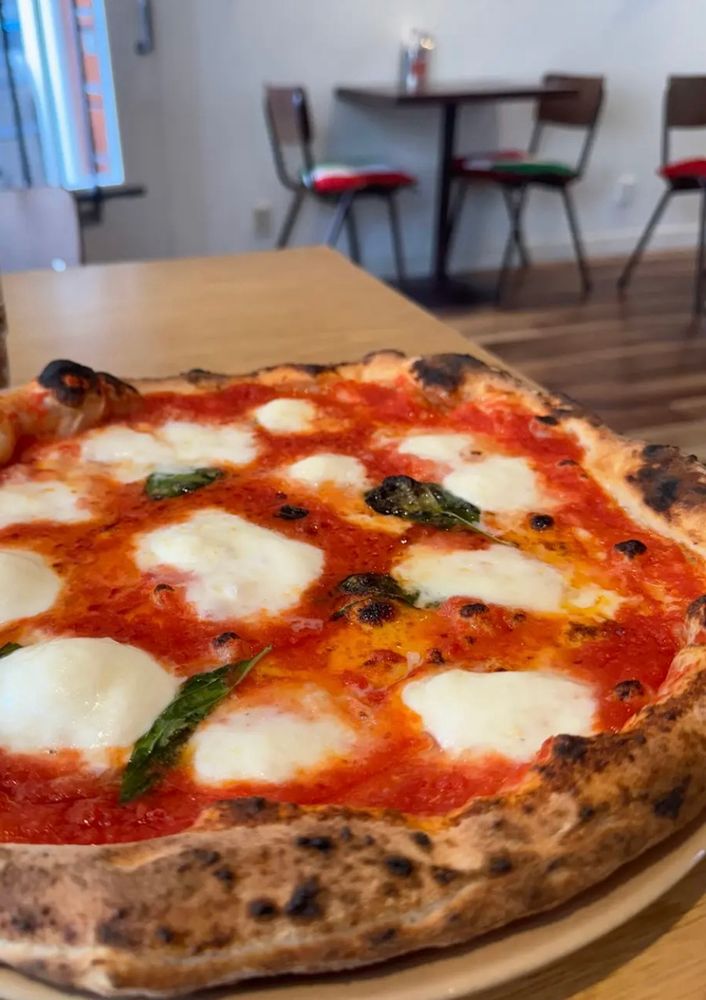 pizza margherita, beautiful char on the  crust, nice dollops of cheese, pretty red sauce
