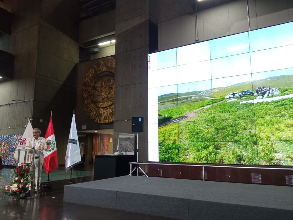 Felipe offering a lecture at the Minsitry of Culture in Lima, Perú. In the background an image of a megalithic landscape in Galicia.
