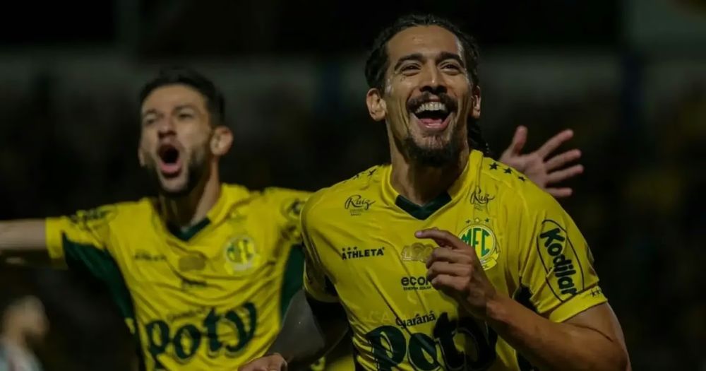 Jugadores de Mirassol celebran uno de sus goles a Fluminense. 