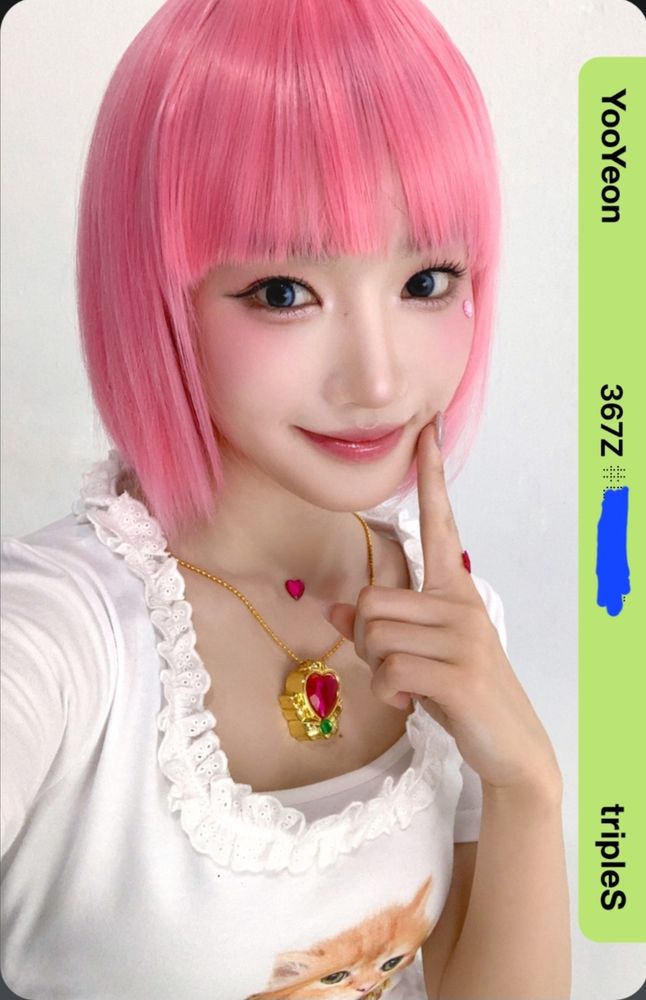 Objekt da yooyeon com a famosa peruca rosa do MV de Hit The Floor 