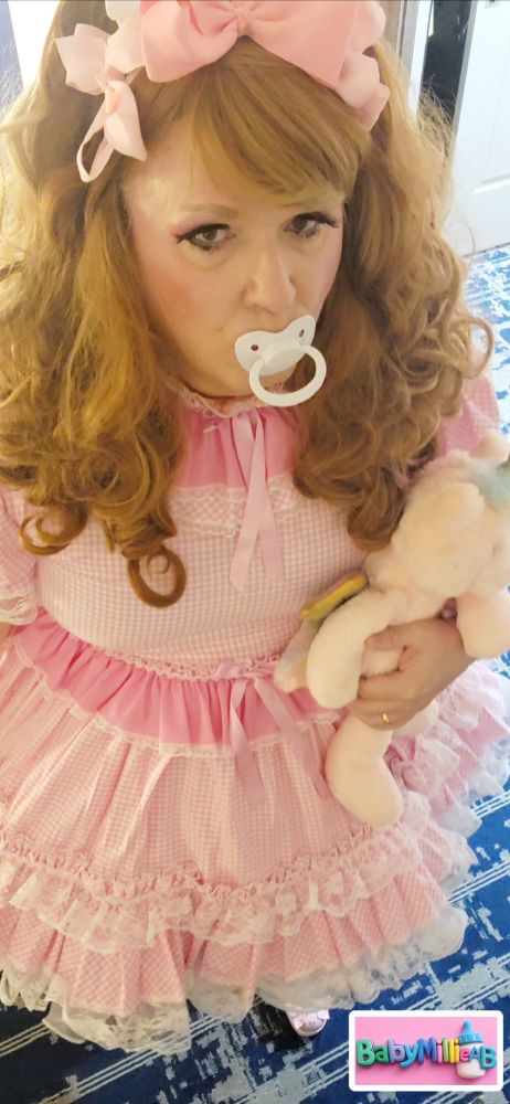 Sissy prissy transfemme in pink sissy dress.