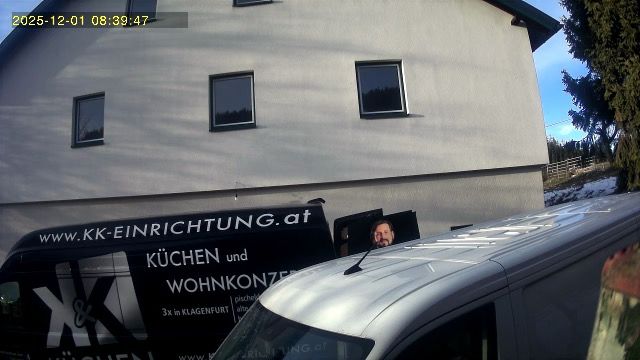 Illusion, als würde ein Mann in die Kamera schauen. Dabei ist es ein Druck auf einer Autotür. 