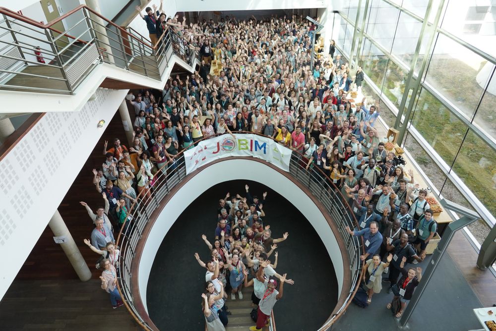 Photo de groupe prise avec les participants et participantes à JOBIM 2025.