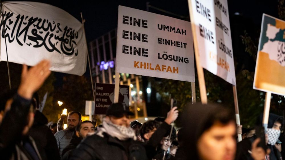 Islamisten laufen bei Demo mit: Protestierende in Essen fordern das Kalifat - Antisemitische Plakate...