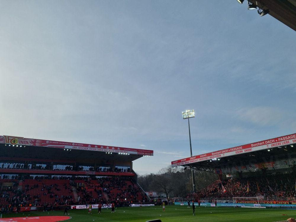 Alte Försterei. Blick auf die Haupttribüne und Waldseite. Sonnenschein. Blauer Himmel.