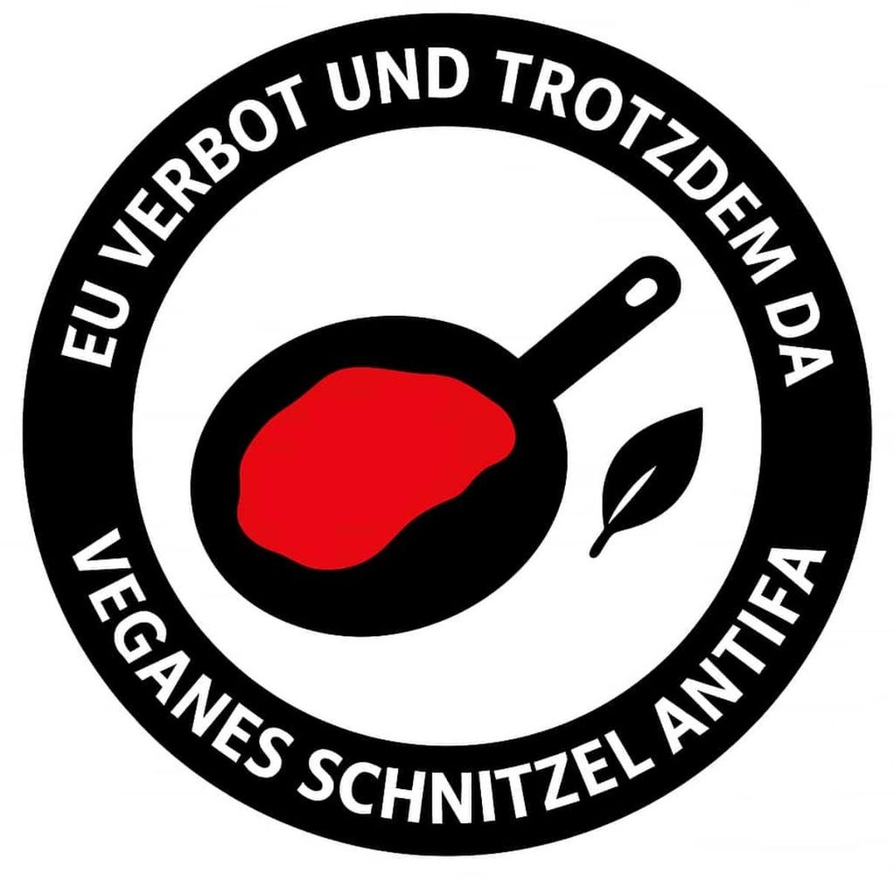 Ein Bild mit schwarzem Außenkreis, in dem der Spruch 
EU verbot und trotzdem da, veganes Schnitzel Antifa geschrieben ist. 
Das Bild ist schwarz weiß und die Worte sind in den oberen und unteren Halbkreis geschrieben. In der Mitte eine Pfanne, in der etwas Gebratenes liegt, daneben ein Blatt. 