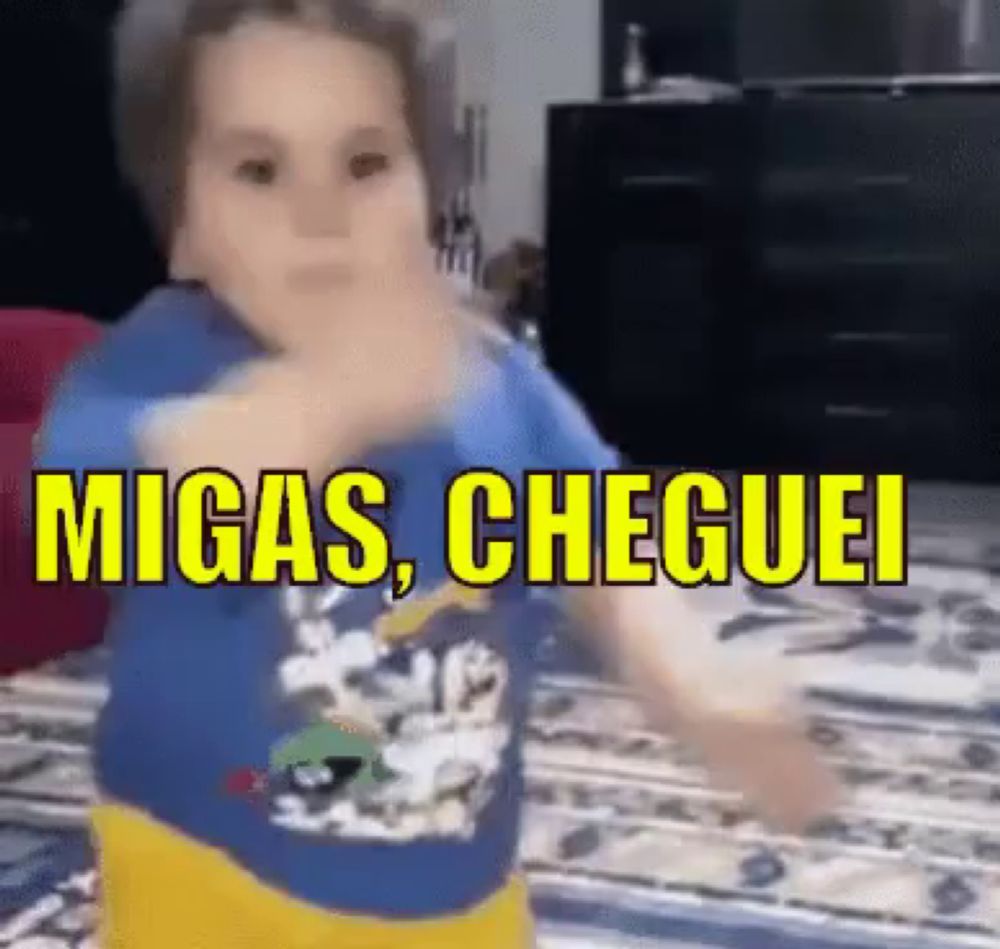 a young boy in a blue shirt with the words migas cheguei written on it