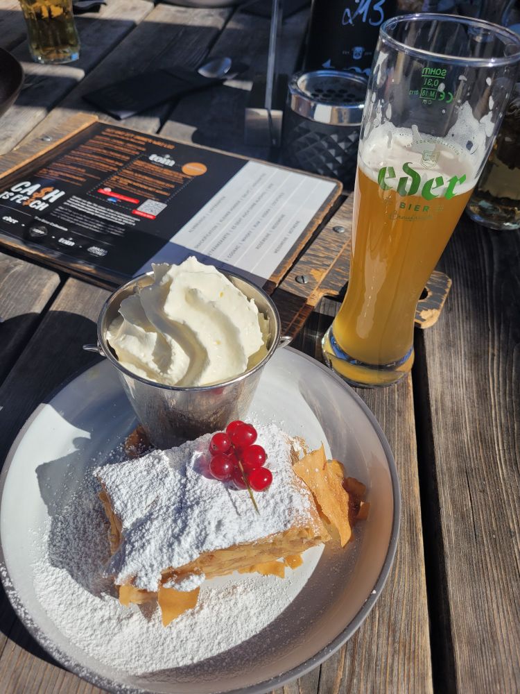Apgelstrudl, whipped cream and beer 😀