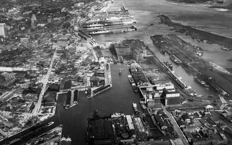 L'entrée du canal et le bassin Peel, vers 1950. 
Archives d'Hydro-Québec.
