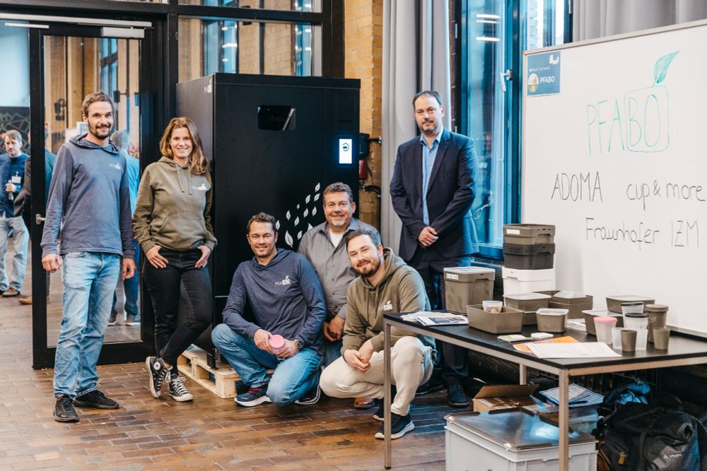 Das PFABO-Team vor der automatisierten Pfand-Rückgabestation.