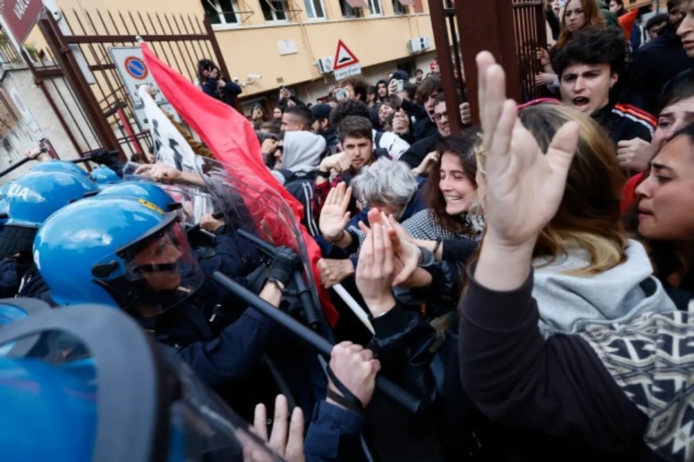 Non chiamateli “gli studenti”