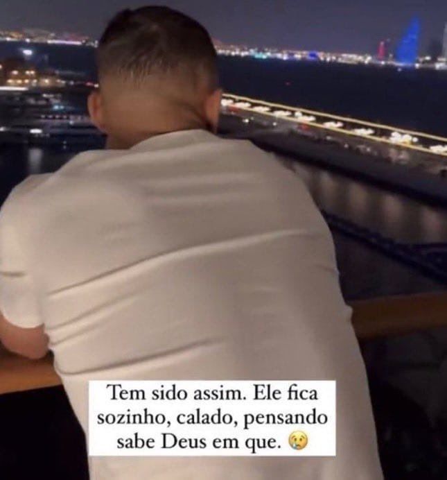 foto de um jogador de costas, ele tá olhando pro nada, provavelmente pensando na amante. está escrito: Tem sido assim. Ele fica sozinho, calado, pensando sabe Deus em que. 😥