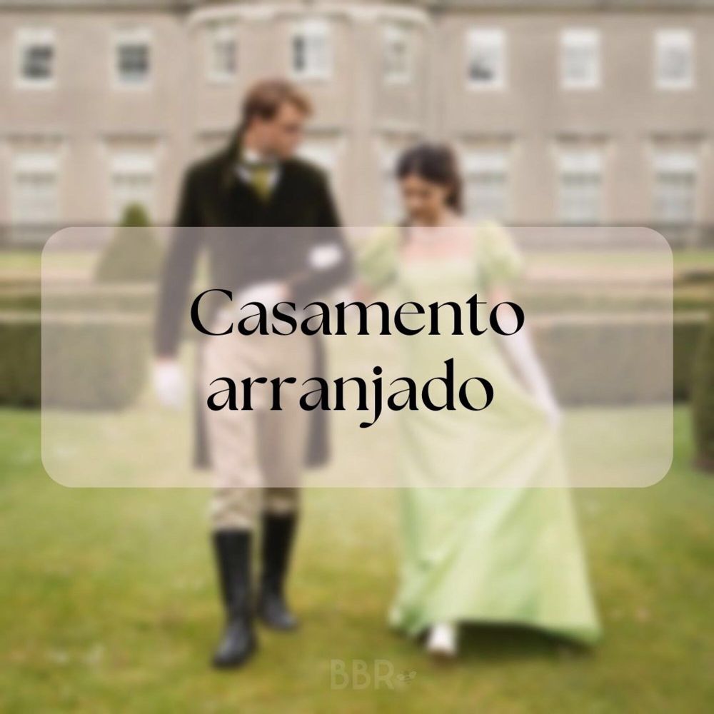 Foto embaçada com um casal branco ao fundo vestindo roupas de época, que eu não sei descrever, e passeando em uma grama na frente de uma casa bege grande com várias janelas. No meio da foto tem um retângulo branco com bordas redondas com as palavras “Casamento arranjado” dentro dele em letra preta.