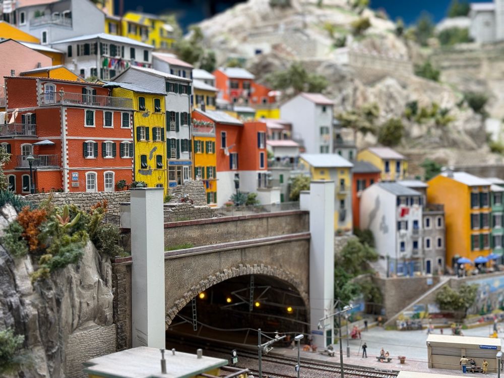 Detailansicht einer Landschaft im Miniatur Wunderland in Hamburg. 