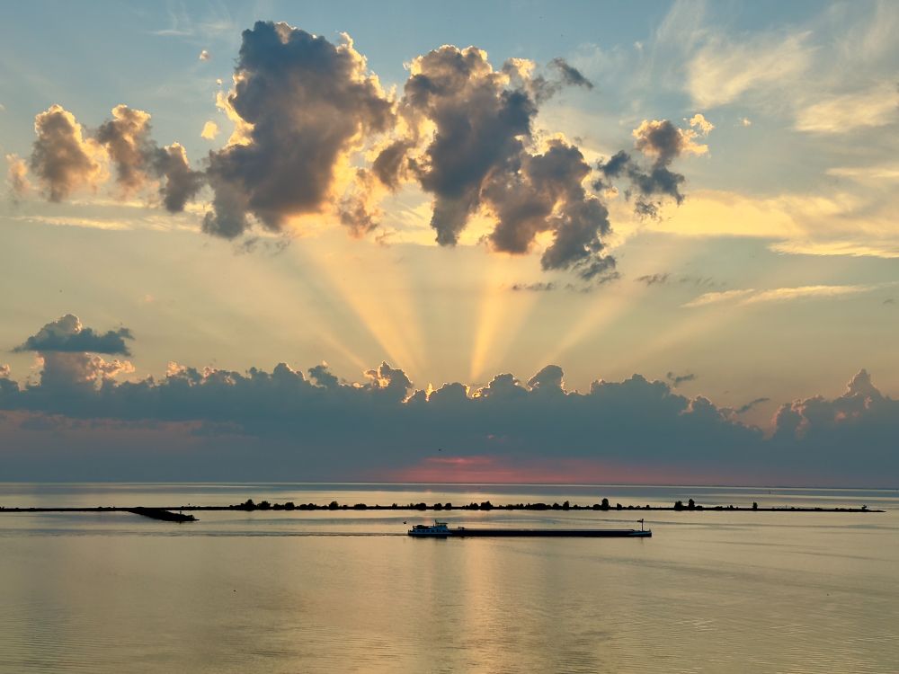 Foto van crepusculaire stralen, ook wel Jakobsladders, wolkenstralen of zonneharpen genoemd, door Ben Lankamp. Vaak te zien als de zon laag staat en achter wolken verdwijnt.