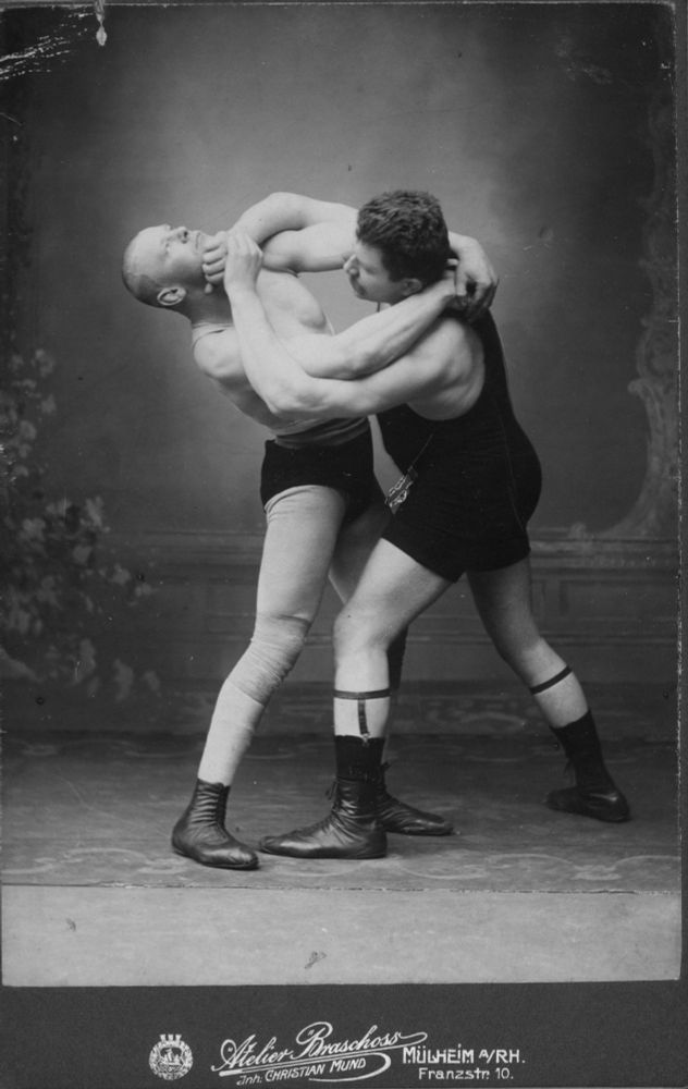 Ringerstudie mit Heinrich Weber (re.) um 1904, aufgenommen im Fotostudio in Mülheim am Rhein; Sammlung privat