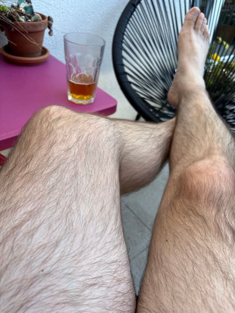 Un homme détendu qui profite d’une bonne bière que sa terrasse 