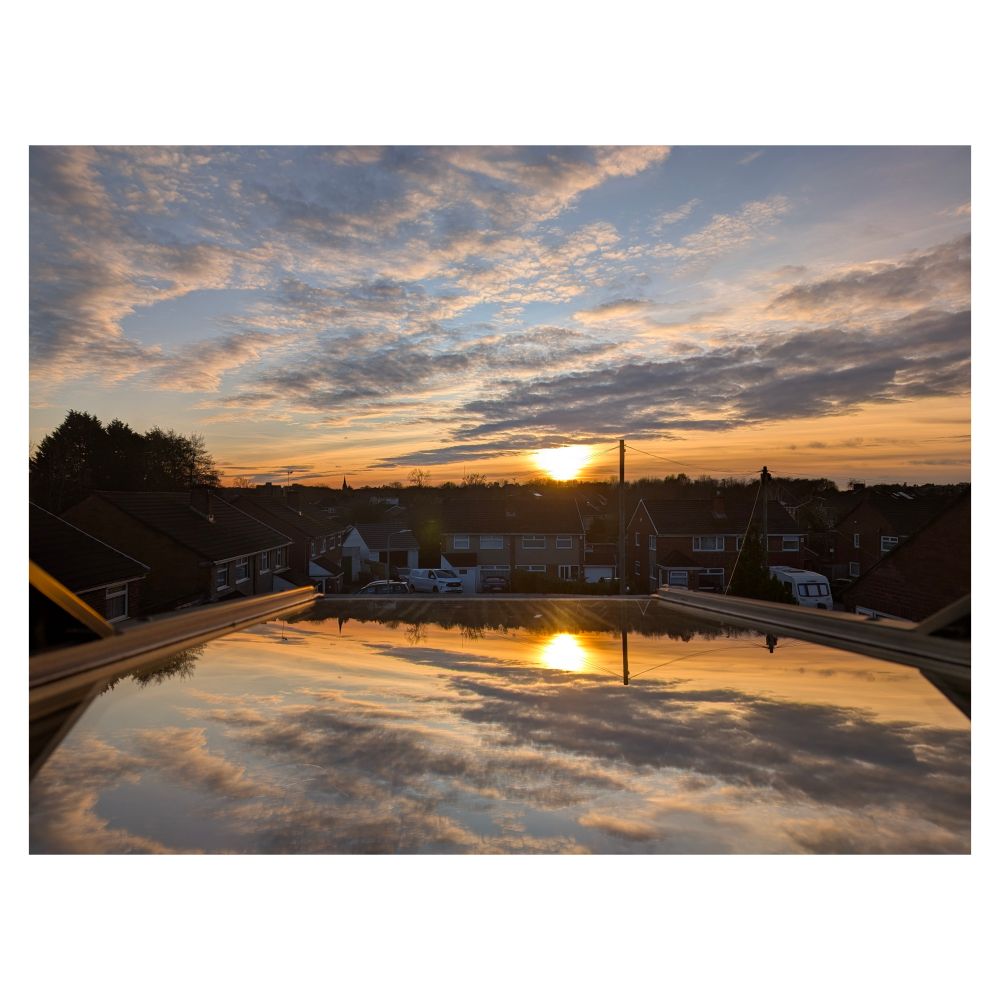 Disgrifiad (Cymraeg) : Machlud haul yn adlewyrchu mewn ffenestr llofft

Description (English) : Sunset reflected in a loft window

འགྲེལ་བཤད།(བོད་ཡིག) : ཉི་ནུབ (nyi nub) Sunset
