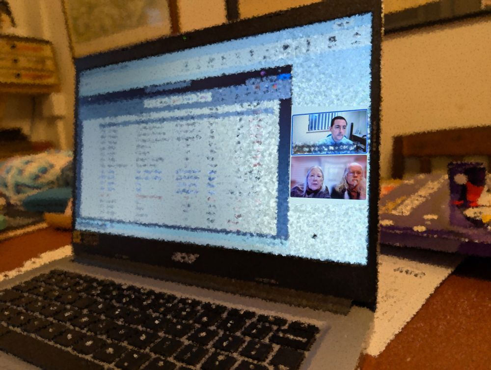 Disgrifiad (Cymraeg) : Mae'r ffotograff yn dangos cyfarfod ar-lein (gyda’r wybodaeth sensitif cuddio yn ôl hidlydd ciwbaidd.)

Description (English) : The photograph shows an online meeting (with the sensitive information hidden by a cubism filter.)

འགྲེལ་བཤད།(བོད་ཡིག) : ཚོགས་འདུ། (tshogs ‘du) Meeting