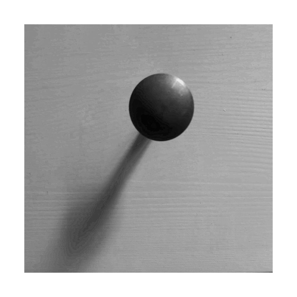 Disgrifiad (Cymraeg) : Cysgod cnob drôr, yn edrych fel llong ofod 

Description (English) : Shadow of a drawer knob, looking like a spaceship

འགྲེལ་བཤད།(བོད་ཡིག) : མཁའ་ (mKa’) space; sky
