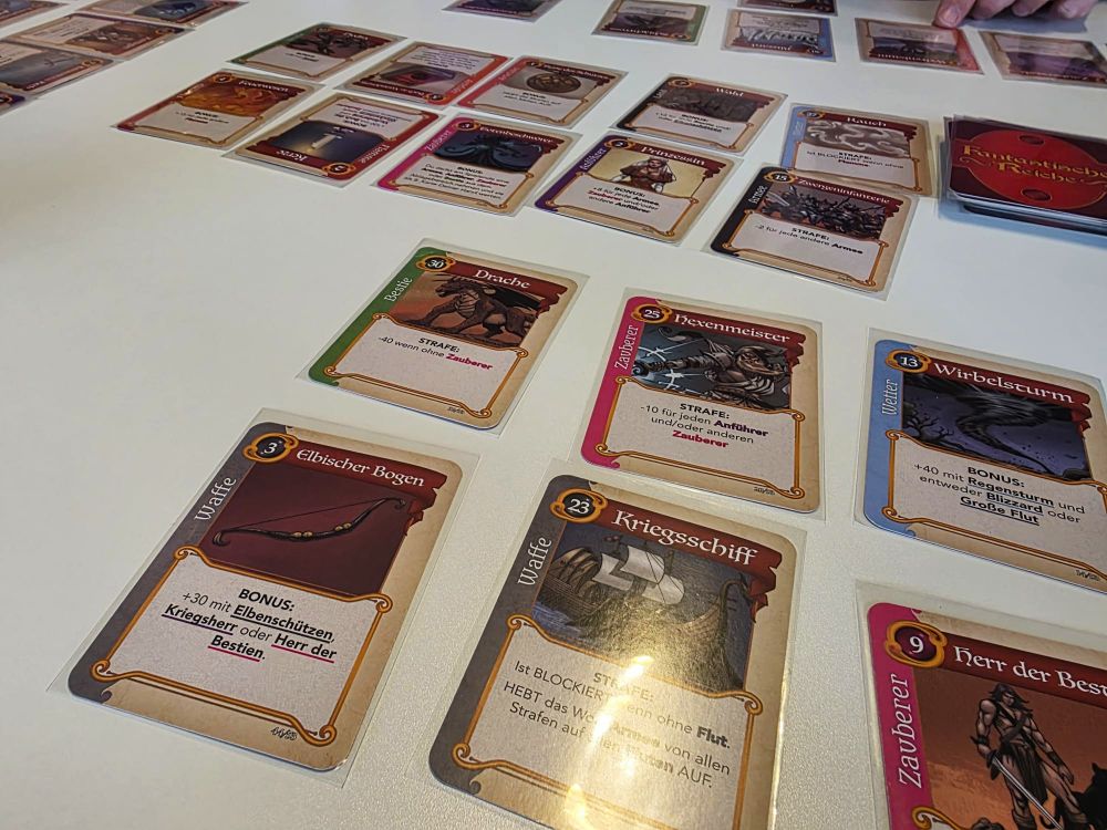 Spielaufbau des Deck Building Spiels Fantastische Reiche.