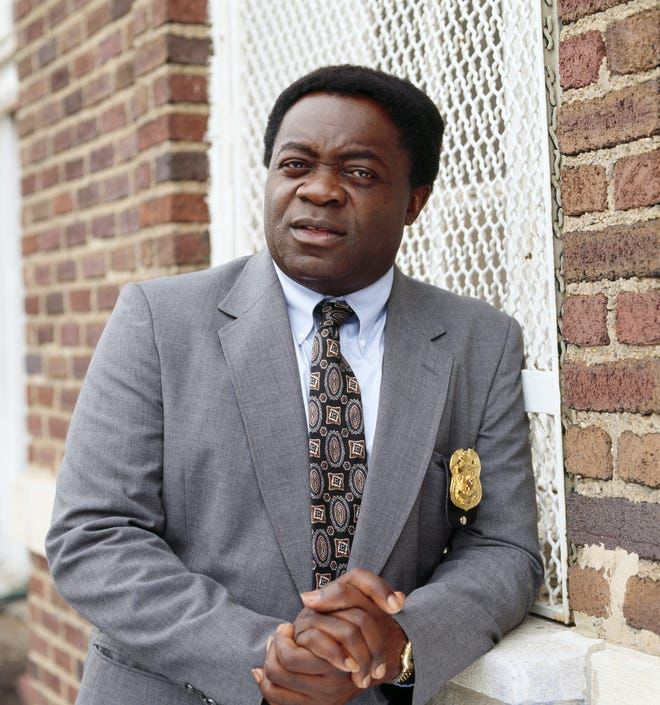 Yaphet Kotto as Lieutenant Al Giardello in Homicide: Life on the Street 