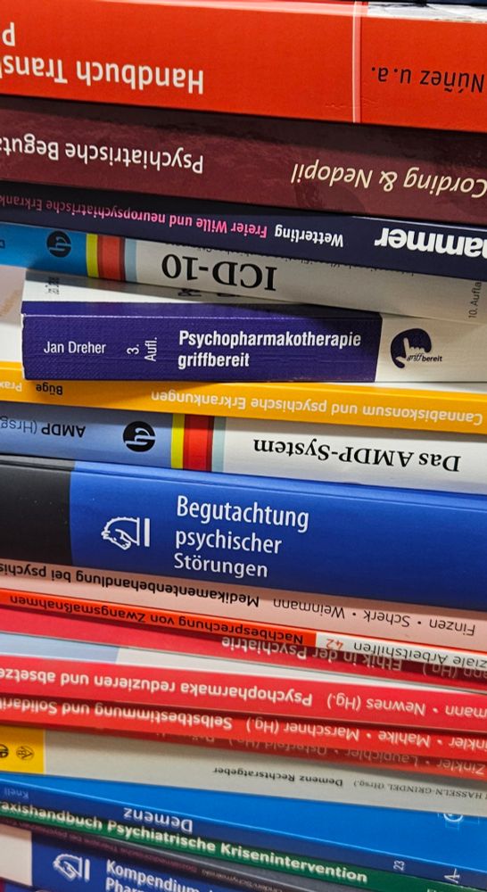 Ein Stapel psychiatrischer Fachbücher.